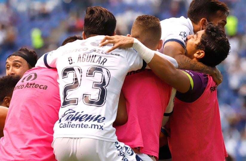 Jugadores de Puebla en festejo de gol