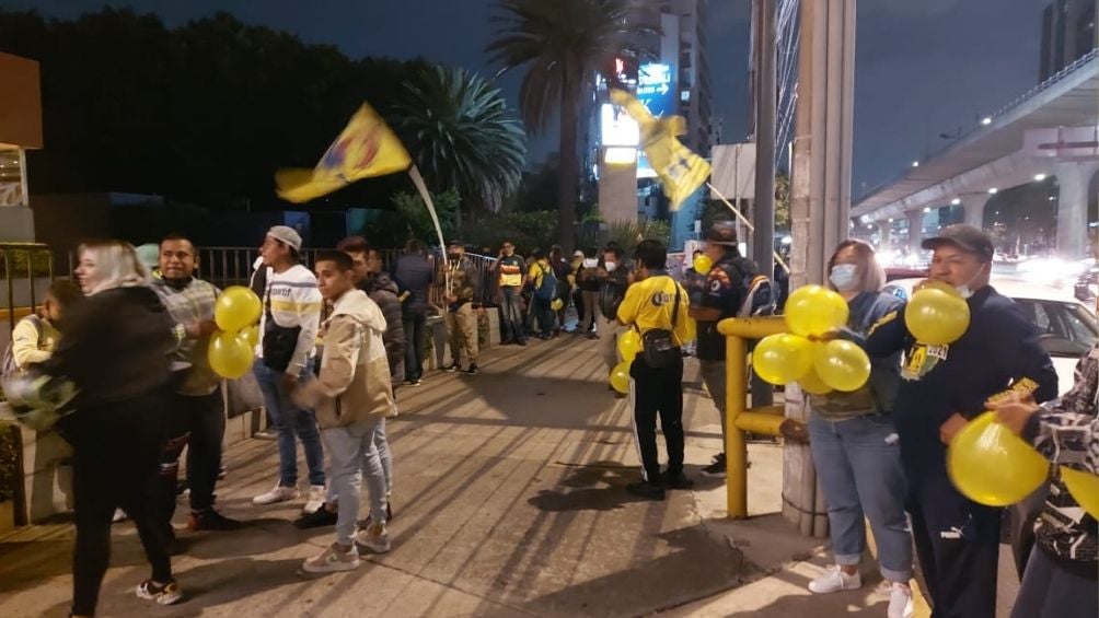 Afición del América afuera del hotel de concentración 