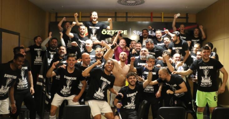 Jugadores del Besiktas festejan el Título