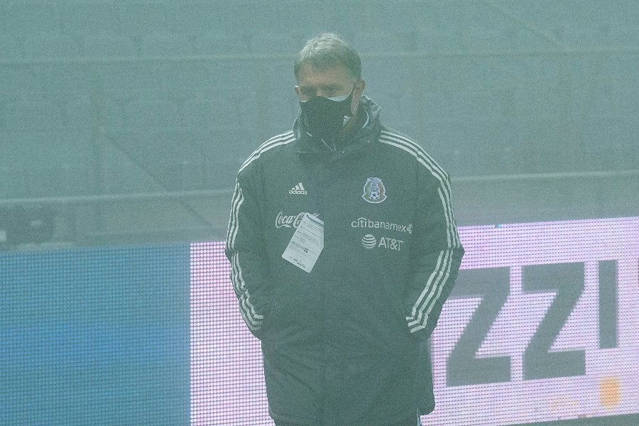 Gerardo Martino durante un partido con México