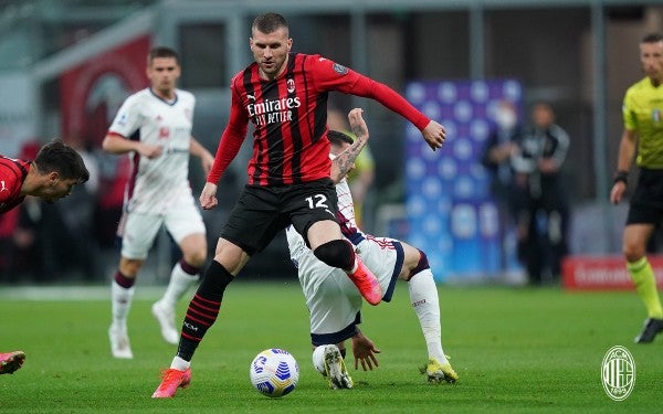 Milan en acción frente al Cagliari