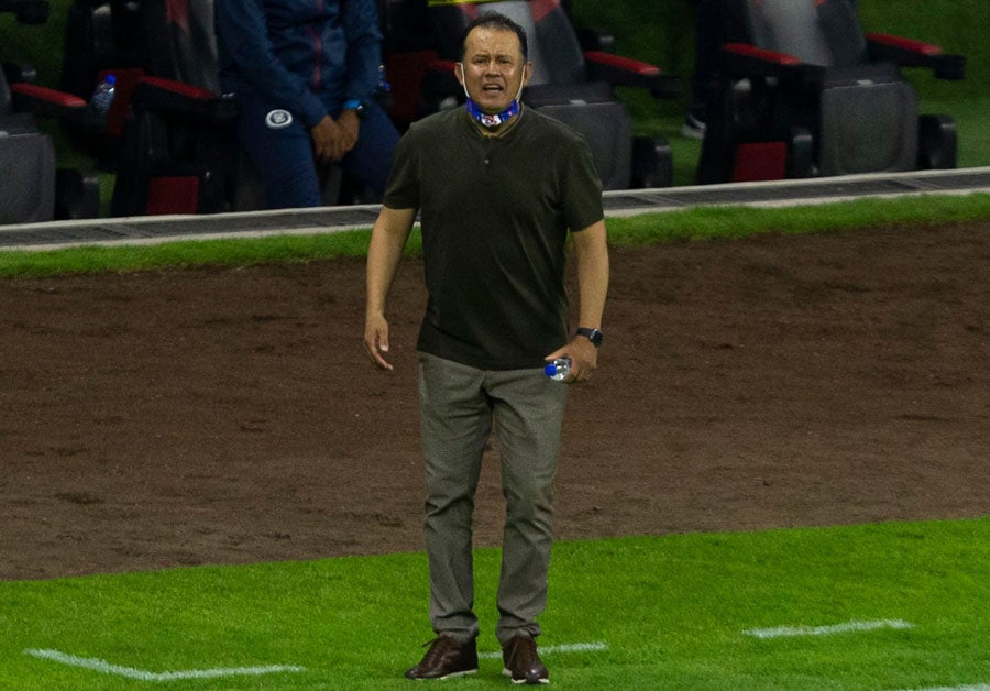 Juan Reynoso en el juego ante Toluca