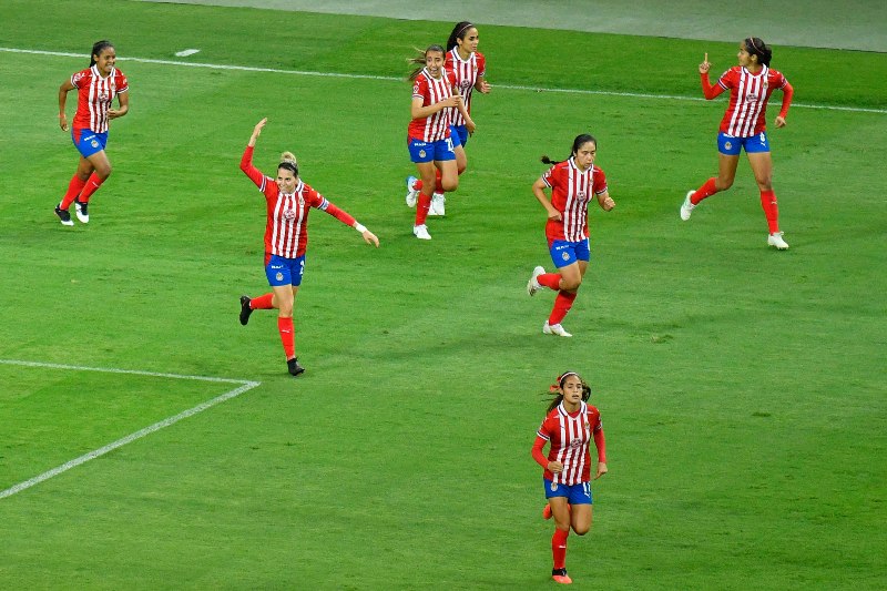 Jugadoras de Chivas celebran gol vs Atlas