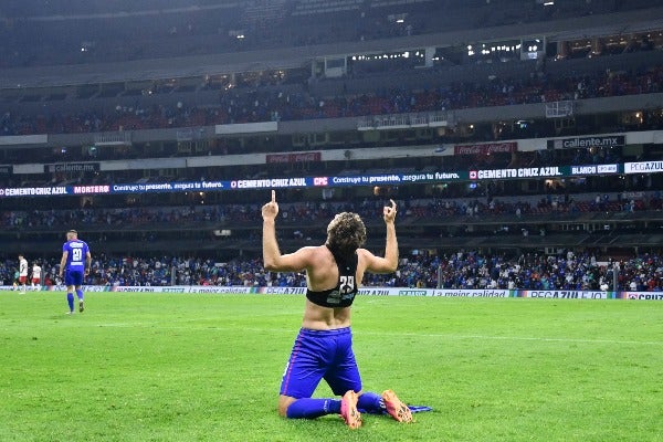 Santiago Giménez, delantero de Cruz Azul, celebrando un gol