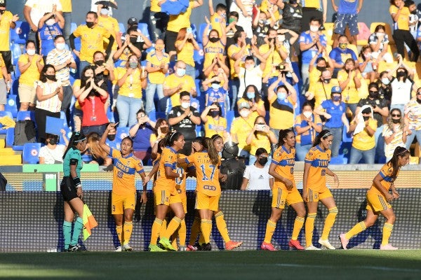 Jugadoras de Tigres Femenil en festejo