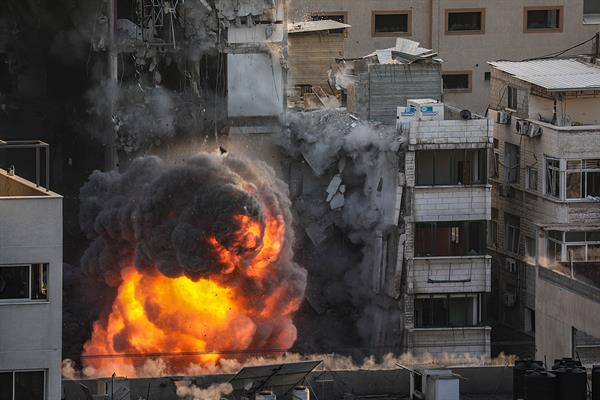 Fuego y humo en las calles de Gaza
