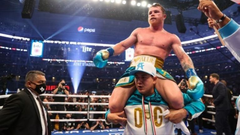 Canelo Álvarez y Eddy Reynoso tras derrotar a Saunders