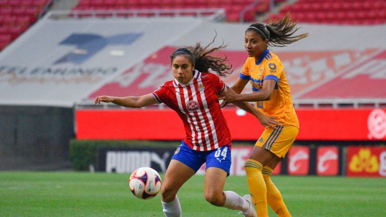 Acciones del juego Chivas y América en Liga MX Femenil