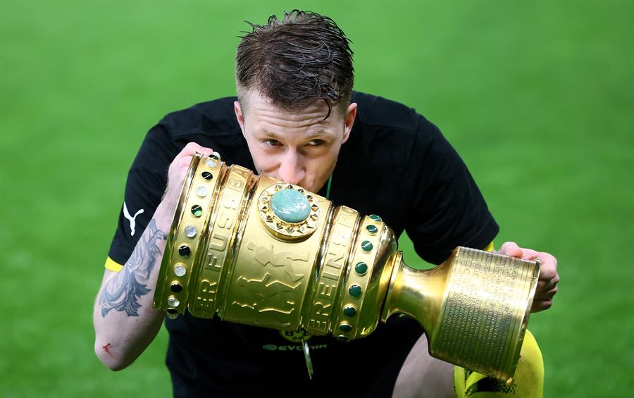 El alemán besando el trofeo de la Pokal