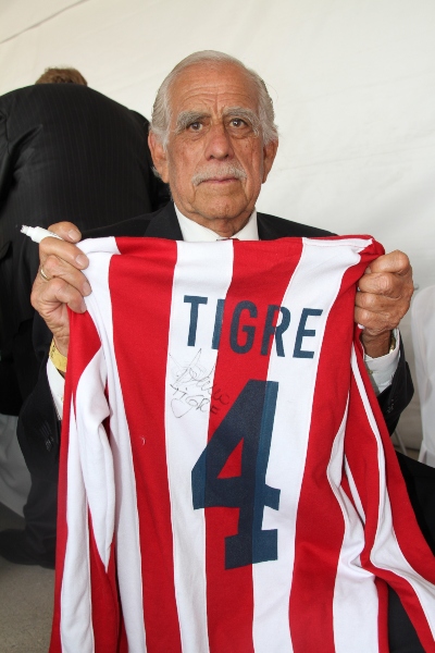 Guillermo 'Tigre' Sepúlveda con la playera de Chivas