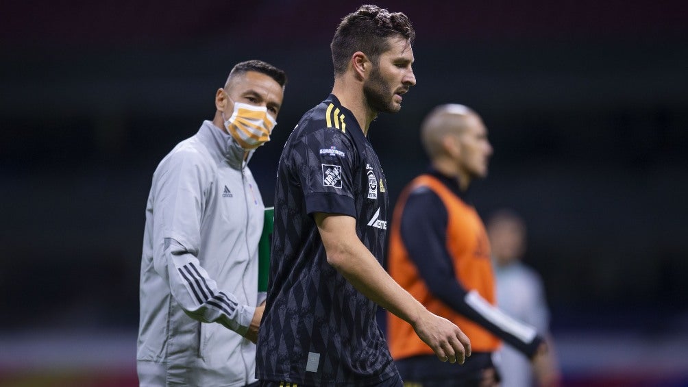 Juninho y Gignac en un partido de Tigres