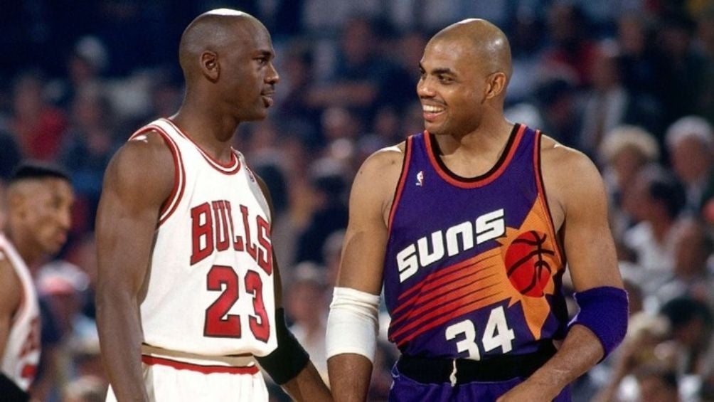 Barkley enfrentando a Jordan en un juego de la NBA