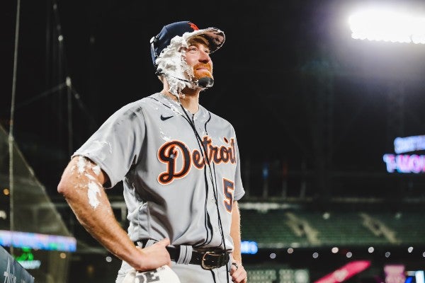 Spencer Turnbull celebra al terminar el juego