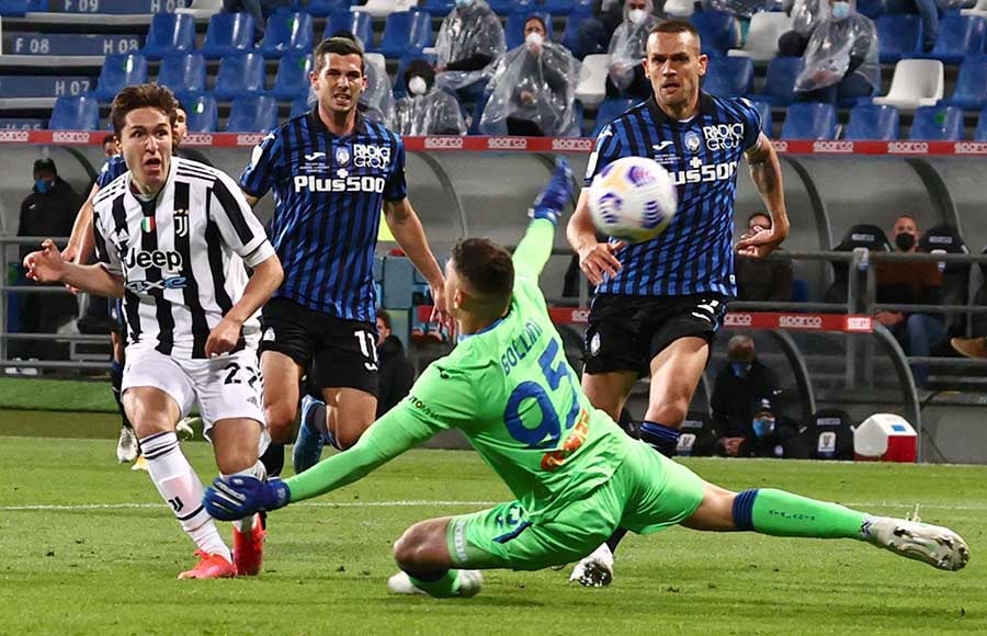 Federico Chiesa marca ante el Atalanta