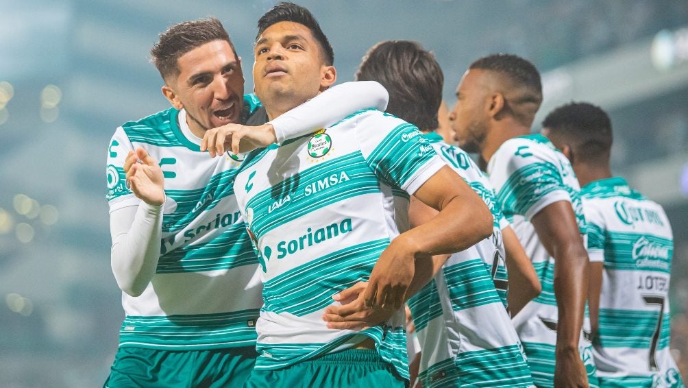 Mudo Aguirre en festejo con Santos ante Puebla