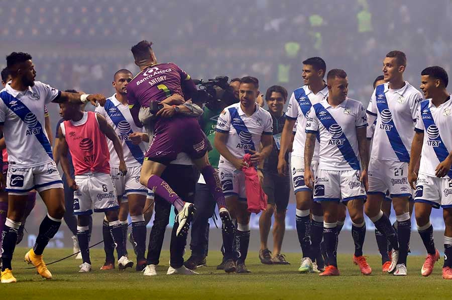 Jugadores de La Franja celebran triunfo ante los rojinegros