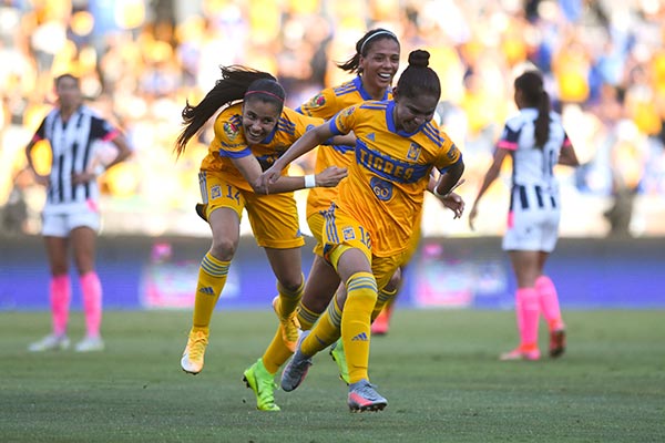 Jugadoras de Tigres festejan un gol