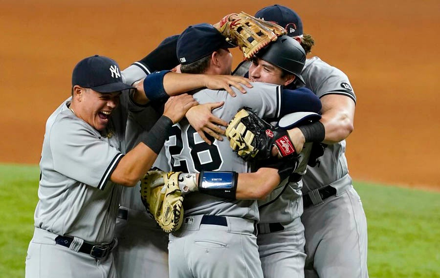 El lanzador de los Yankees es felicitado por sus compañeros