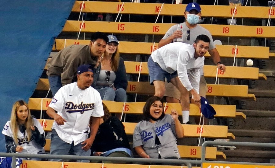 Seguidores de los Dodgers buscan un bola