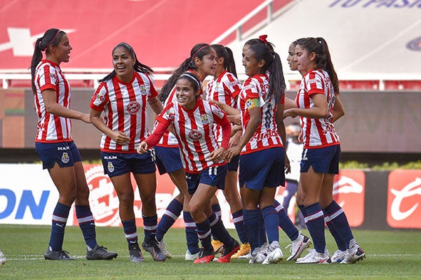 Jugadores de Chivas festejan un gol