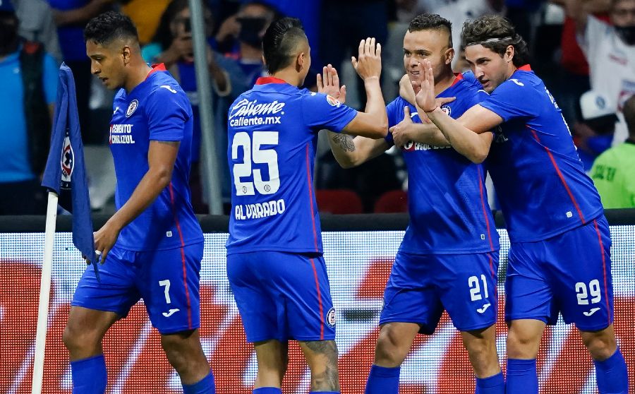 Jugadores de Cruz Azul celebran gol ante Toluca