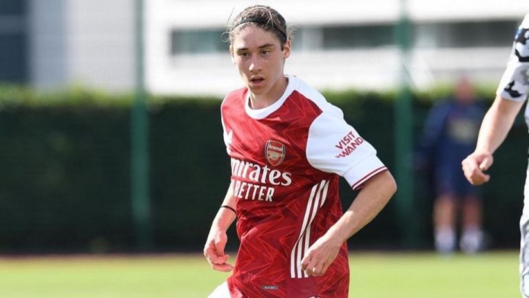 Marcelo Flores en un partido con el Arsenal Sub-18 