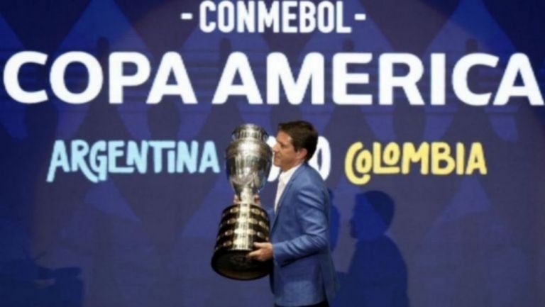 Trofeo de Copa América trasladado en un vento