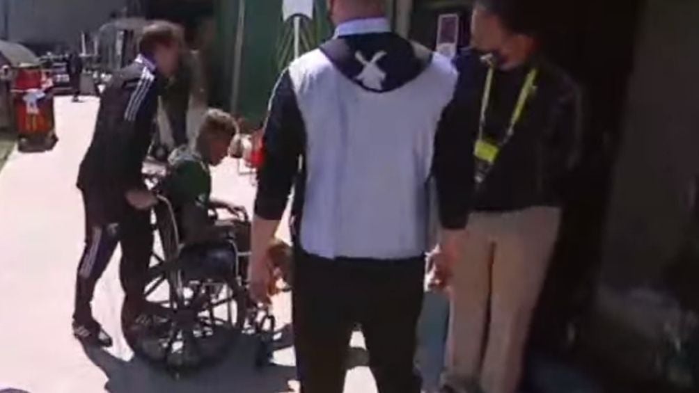 Polo tuvo que ser asistido por una silla de ruedas
