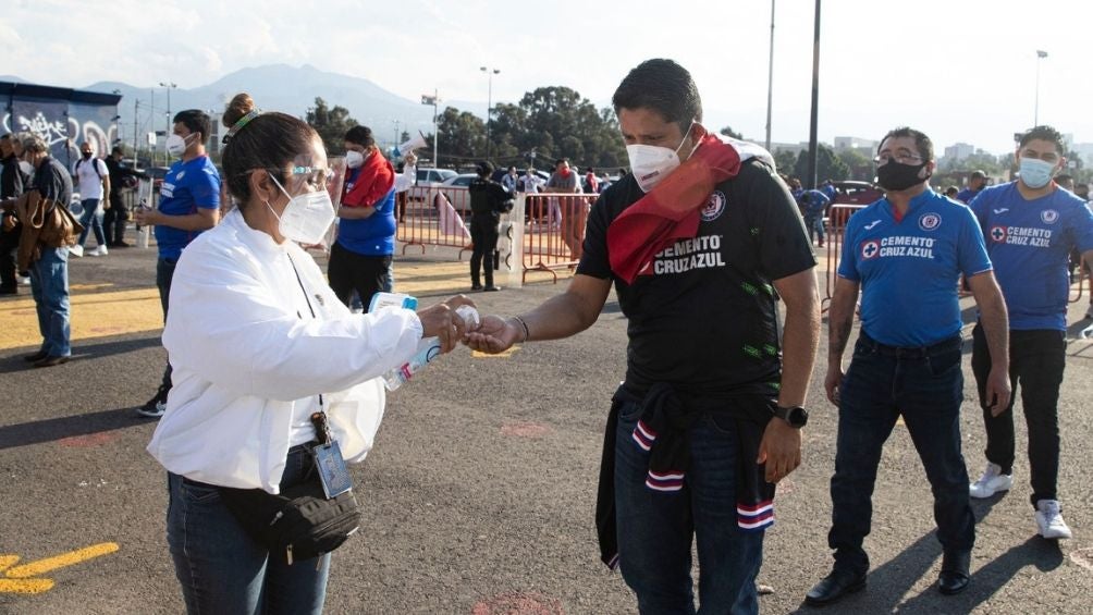 Afición de Cruz Azul llegando al Azteca