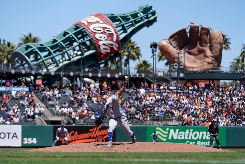 Julio Urías durante el partido entre los Dodgers y los Giants