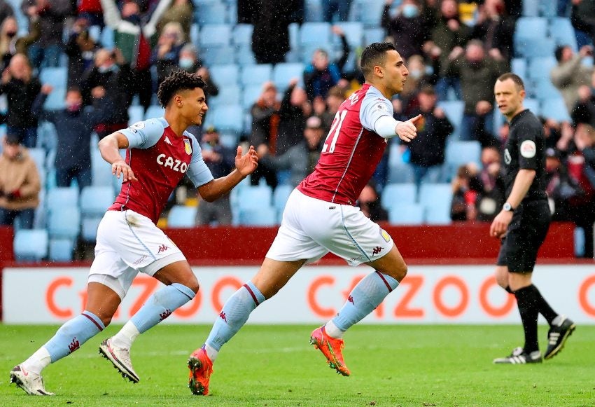 Jugadores del Aston Villa festejando un gol a favor