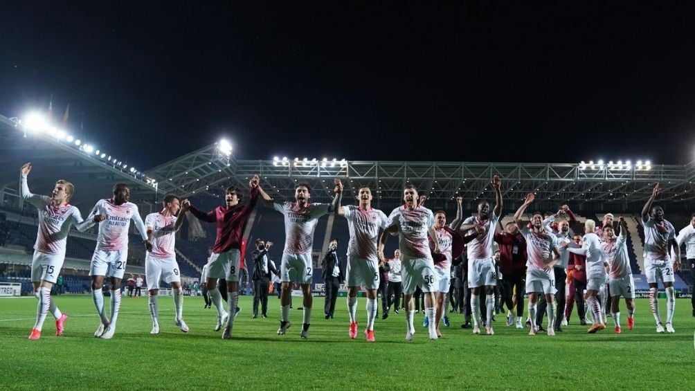 Jugadores del Milan festejan la clasificación a Champions 