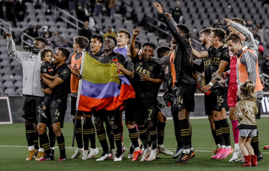 Jugadores del LAFC festejan victoria sobre Rapids