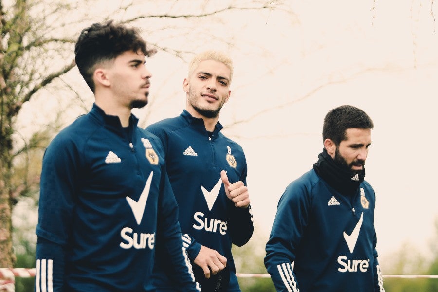 Raúl Jiménez durante un entrenamiento con Wolves