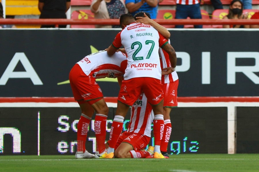 Jugadores del Necaxa celebran un gol