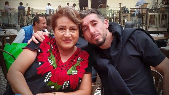 Héctor Herrera, en compañía de su madre