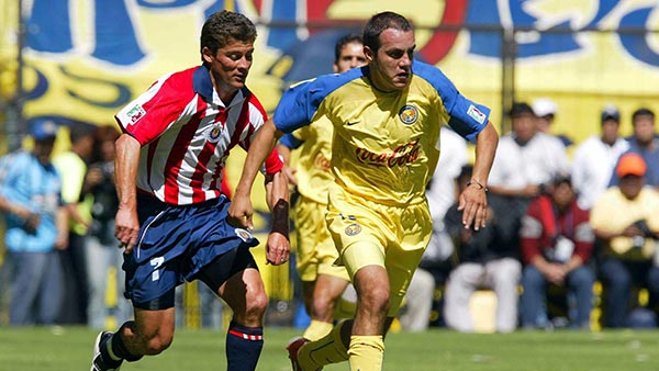 El exjugador en un partido entre Chivas y América 