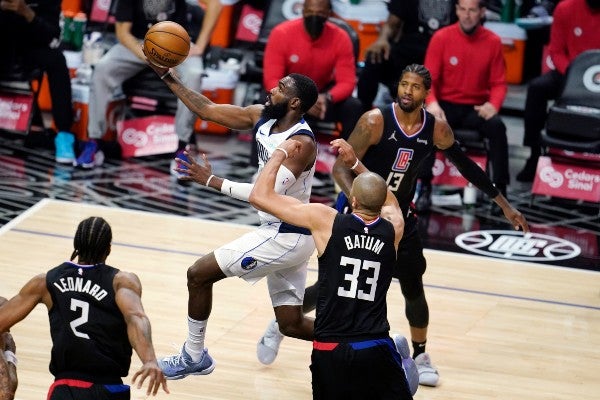 Tim Hardaway Jr. alero de los Mavs supera a Nicolas Batum alero de los Clippers