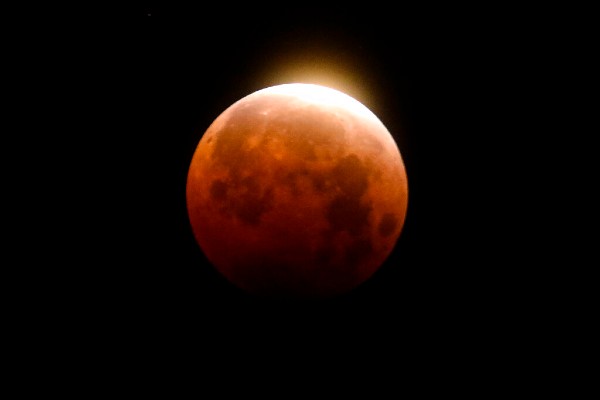 Eclipse lunar y superluna visto desde Estados Unidos