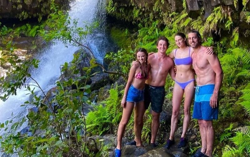 Rodgers con Shailene Woodley junto a Miles y Keleigh Teller en Hawaii