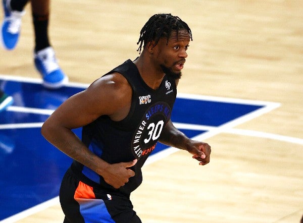 Julius Randle celebra con los Knicks