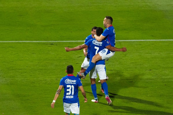Luis Romo en celebración de gol con Cruz Azul