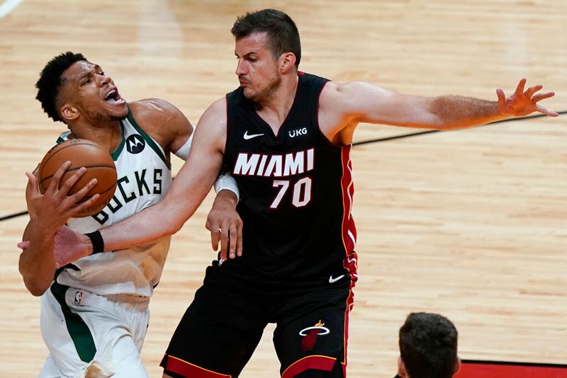 Nemanja Bjelica defiende contra Giannis Antetokounmpo