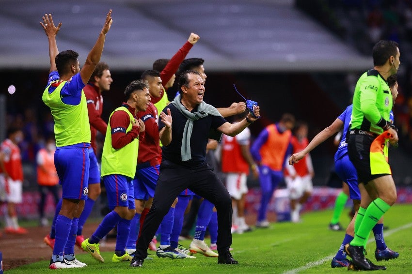 Reynoso y jugadores de Cruz Azul festejando un gol a favor