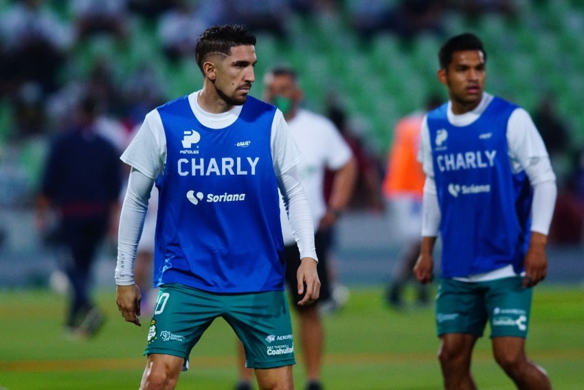 Jugadores de Santos calentando previo a la Final