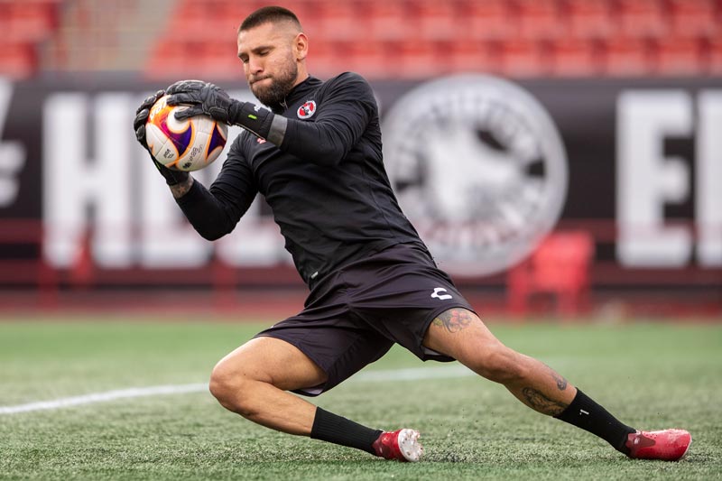 El portero de Xolos calentando antes de un partido