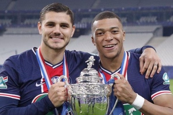 Icardi posa junto con Mbappé con la Copa de Francia