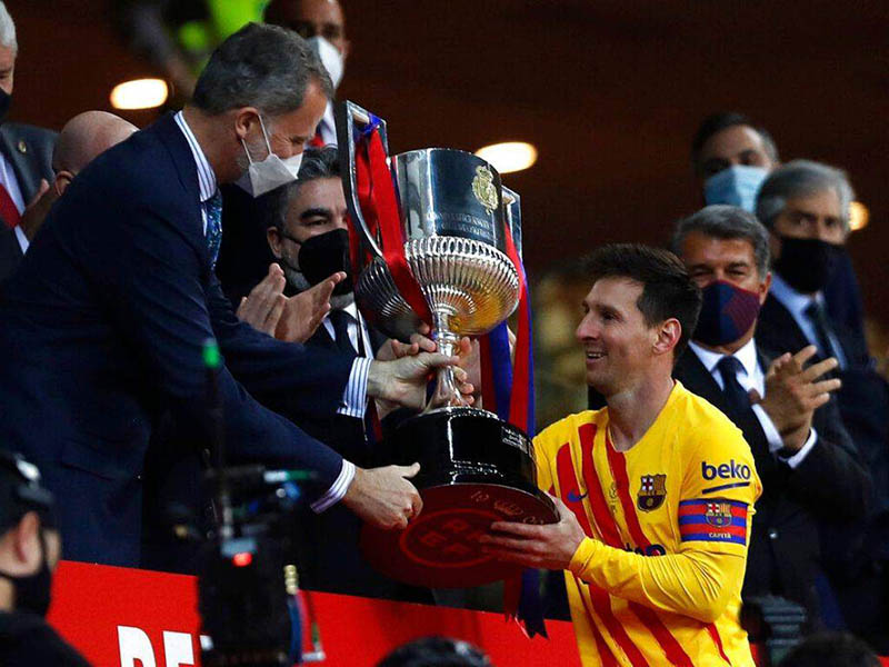 Messi recibe el trofeo de la Copa del Rey 