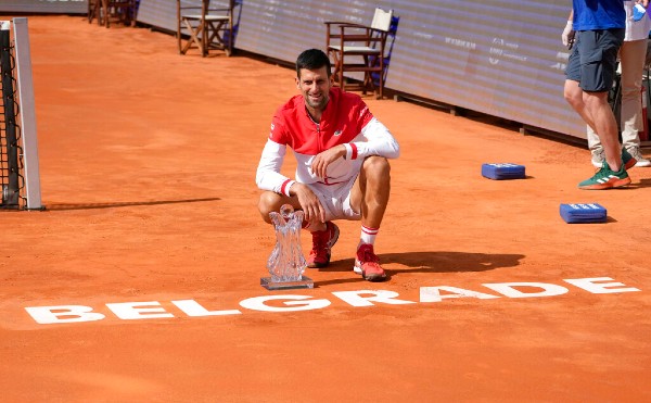 Novak Djokovic posa junto al trofeo de Belgrado