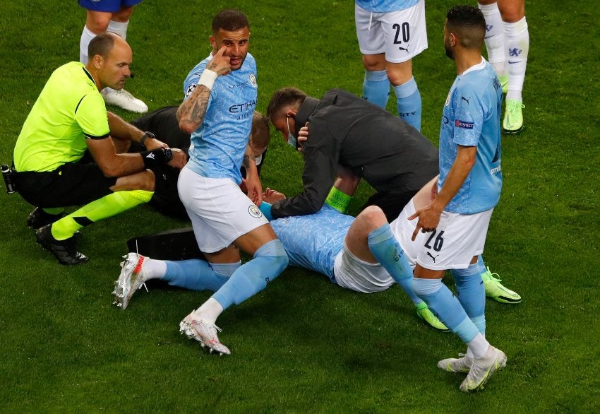 Kevin De Bruyne siendo atendido en la Final de la Champions League